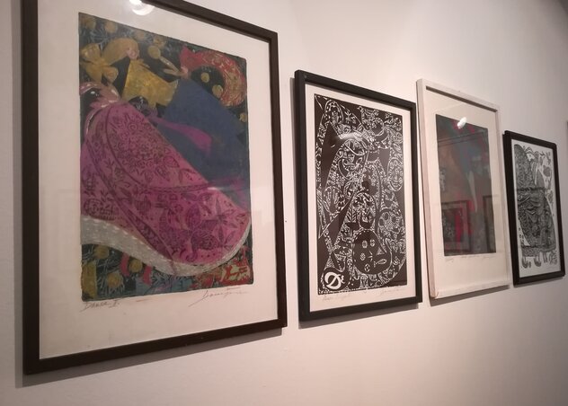 Néprajzi motívumok gazdag választéka a képzőművészeti alkotásokon – részlet a kiállításból