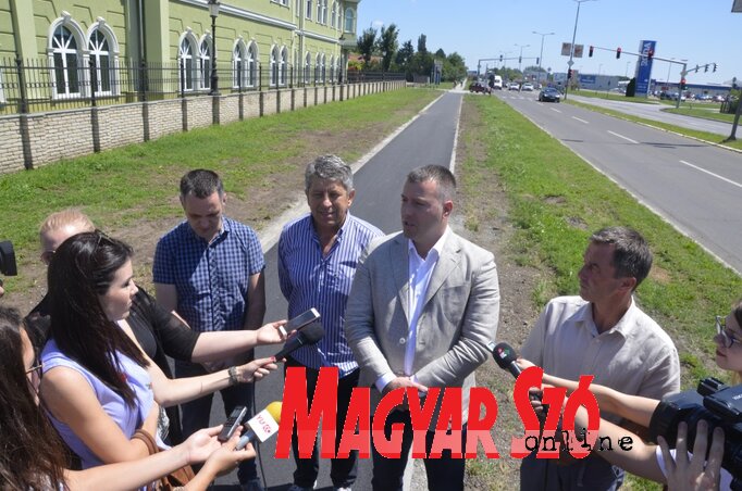 Sajtótájékoztató a kerékpárúton (Fotó: Paszterkó Erika) Sajtótájékoztató a kerékpárúton (Fotó: Paszterkó Erika)