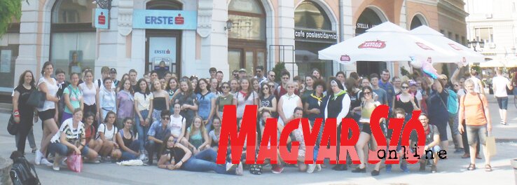 A Hazataláló Tábor résztvevői Újvidéken (Stanyó Tóth Gizella felvétele) A Hazataláló Tábor résztvevői Újvidéken (Stanyó Tóth Gizella felvétele)