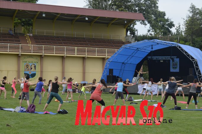 Nyílt fitneszóra a futballpályán a falunap keretében (Herceg Eliabetta felvétele) Nyílt fitneszóra a futballpályán a falunap keretében (Herceg Eliabetta felvétele)