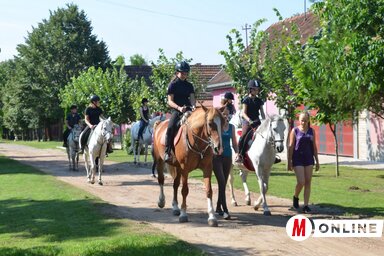Tereplovaglásra indulnak a haladók (Lakatos János felvétele)