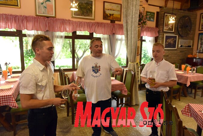 Ernő fiai is kiveszik a részüket a munkából, az éttermi kiszolgálás rajtuk múlik (Ótos András felvétele) Ernő fiai is kiveszik a részüket a munkából, az éttermi kiszolgálás rajtuk múlik (Ótos András felvétele)