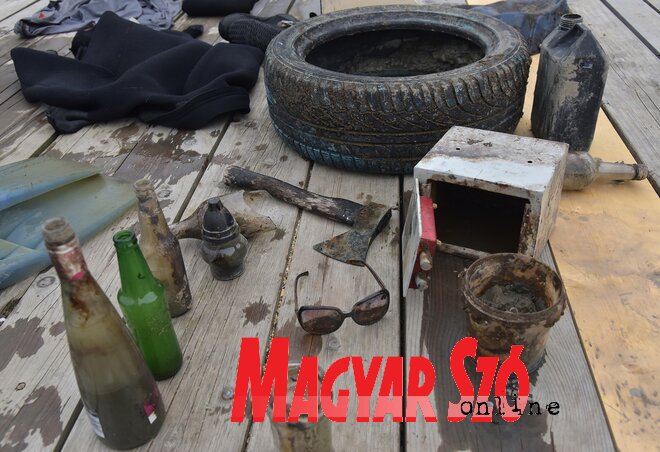A magyarkanizsai strandnál a búvároknak volt mit kitakarítani a Tiszából (Gergely József felvétele) A magyarkanizsai strandnál a búvároknak volt mit kitakarítani a Tiszából (Gergely József felvétele)
