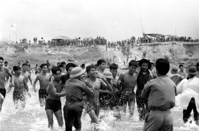 A Dél-Vietnami Ideiglenes Forradalmi Kormány harcosai találkoztak a saigoni rezsim fogságából szabadult társaikkal (Friedmann Endre felvétele-MTI)