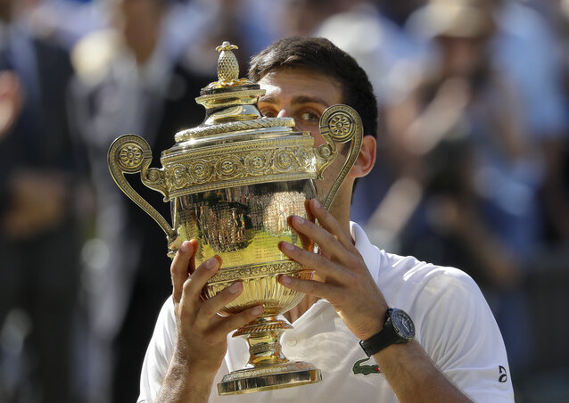 Novak Đoković negyedik alkalommal tarthatta a kezében a wibledoni nagyserleget (Fotó: Beta/AP) Novak Đoković negyedik alkalommal tarthatta a kezében a wibledoni nagyserleget (Fotó: Beta/AP)