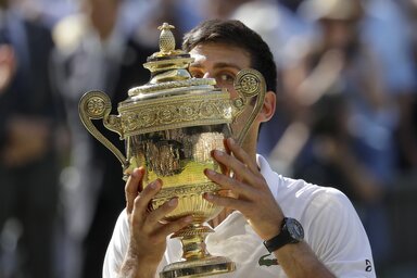 Novak Đoković negyedik alkalommal tarthatta a kezében a wibledoni nagyserleget (Fotó: Beta/AP)