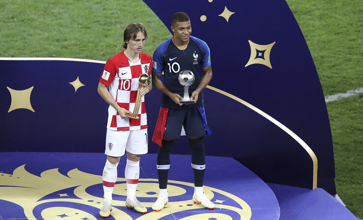 A legjobb fiatal játékos, Kylian Mbappé és a világbajnokság legjobbja, Luka Modrić (Fotó: Beta/AP)