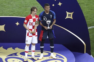 A legjobb fiatal játékos, Kylian Mbappé és a világbajnokság legjobbja, Luka Modrić (Fotó: Beta/AP)