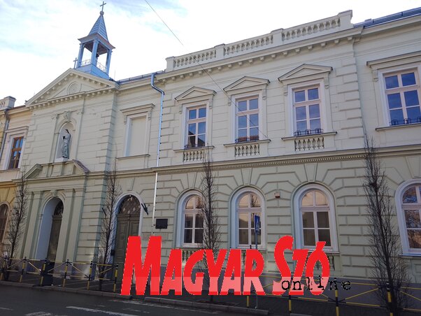 A két emeletes impozáns épületben 61 diák lakik: ellátásukról 28-an gondoskodnak (Tóth D. Lívia felvétele) A két emeletes impozáns épületben 61 diák lakik: ellátásukról 28-an gondoskodnak (Tóth D. Lívia felvétele)