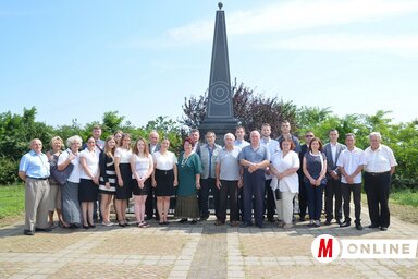 Megemlékezők az emlékműnél (Lakatos János felvétele)