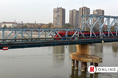 A városi szennyvíz most a vasúti híd közelében ömlik a Dunába, az új, központi szennyvíztisztító megépítése kb. 70 millió euróba kerülhet (Dávid Csilla felvétele)