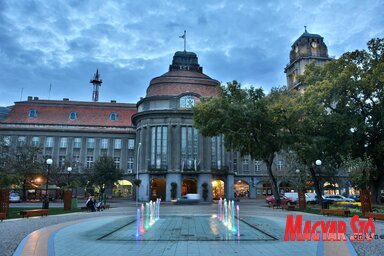 A városháza a szökőkúttal estefelé