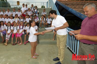 Diplomaosztó a strandfürdőben (Csincsik Zsolt felvétele)