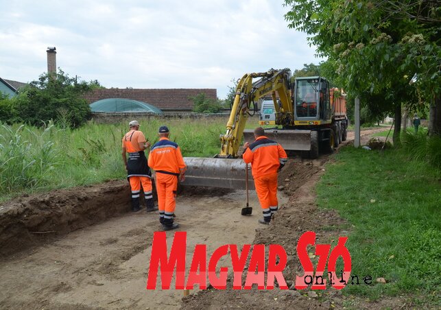 Megkezdődtek a földmunkálatok a Kertsor utcában (Lakatos János felvétele)