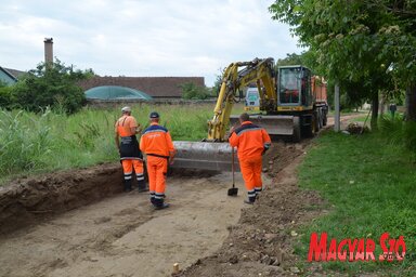 Megkezdődtek a földmunkálatok a Kertsor utcában (Lakatos János felvétele)