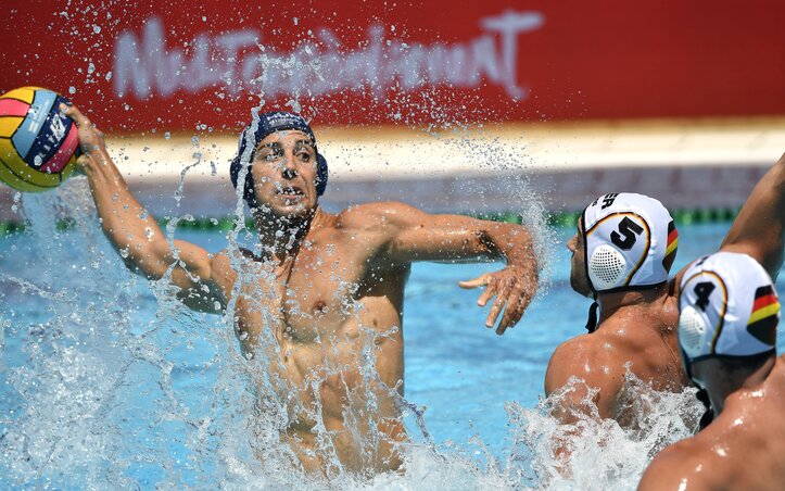 Kovács Gergő (labdával) próbálkozott, de gólt nem lőtt (Fotó: MTI)
