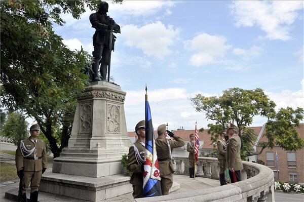 Szegő László dandártábornok, a köztársasági elnök főhadsegédje megkoszorúzza Hunyadi János szobrát a nándorfehérvári diadal emléknapja alkalmából (Fotó: MTI)