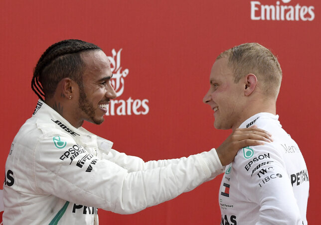 A győztes Hamilton a csapattársával, Bottasszal örült együtt (Fotó: Beta/AP) A győztes Hamilton a csapattársával, Bottasszal örült együtt (Fotó: Beta/AP)