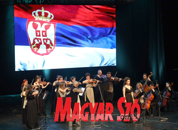 A Szerb Nemzeti Színházban megtartott központi ünnepség egyik felemelő pillanata (Fotó: Ótos András)