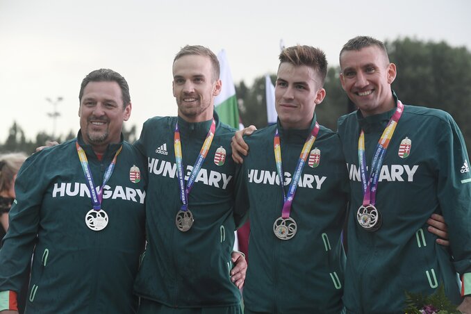 Az Európa-bajnoki ezüstérmes magyar csapat, balról jobbra Martinek János szövetségi kapitány, Demeter Bence, Regős Gergely és Marosi Ádám (fotó: MTI)
