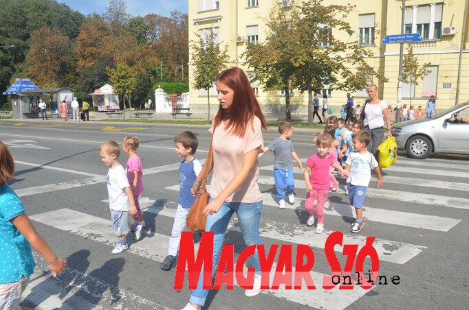 Újvidéken az idén jobbak a közlekedésbiztonsági mutatók, mint az elmúlt években. Az önkormányzat támogatásával már az óvodákban és az iskolákban is közlekedésbiztonsági műhelymunkákat, előadásokat szerveznek, a gyerekek már kicsi korukban megtanulják, hogyan kell biztonságosan részt venni a forgalomban (Dávid Csilla illusztrációja) Újvidéken az idén jobbak a közlekedésbiztonsági mutatók, mint az elmúlt években. Az önkormányzat támogatásával már az óvodákban és az iskolákban is közlekedésbiztonsági műhelymunkákat, előadásokat szerveznek, a gyerekek már kicsi korukban megtanulják, hogyan kell biztonságosan részt venni a forgalomban (Dávid Csilla illusztrációja)