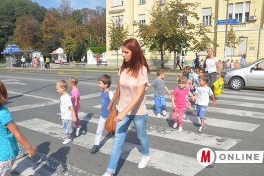 Újvidéken az idén jobbak a közlekedésbiztonsági mutatók, mint az elmúlt években. Az önkormányzat támogatásával már az óvodákban és az iskolákban is közlekedésbiztonsági műhelymunkákat, előadásokat szerveznek, a gyerekek már kicsi korukban megtanulják, hogyan kell biztonságosan részt venni a forgalomban (Dávid Csilla illusztrációja)