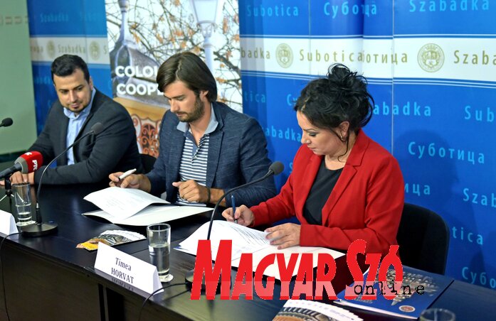 Horvát Tímea és Damir Lunić a szerződések aláírásának pillanataiban (Fotó: Gergely Árpád) Horvát Tímea és Damir Lunić a szerződések aláírásának pillanataiban (Fotó: Gergely Árpád)