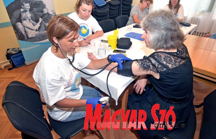 Dr. Zorica Dragaš is ellenőrizte a vérnyomását (Fotó: Gergely Árpád)