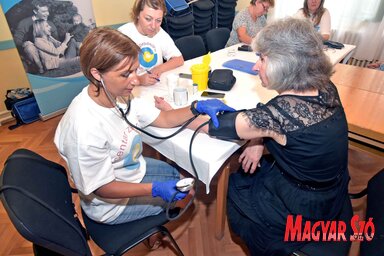 Dr. Zorica Dragaš is ellenőrizte a vérnyomását (Fotó: Gergely Árpád)