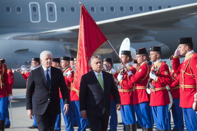 Duško Marković katonai tiszteletadással fogadta a magyar kormányfőt (fotó: MTI) Duško Marković katonai tiszteletadással fogadta a magyar kormányfőt (fotó: MTI)