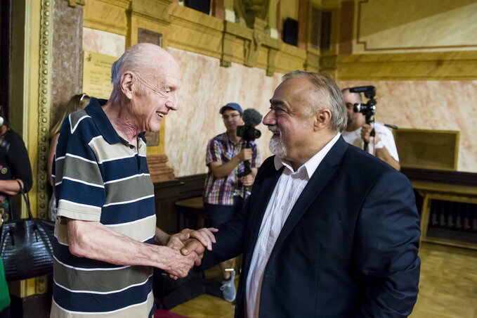 Halzl József, a Rákóczi Szövetség tiszteletbeli elnöke és Takaró Mihály irodalomtörténész üdvözlik egymást (fotó: MTI)