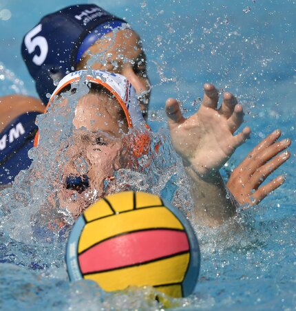 Szűcs Gabriella (hátul) és a holland Vivian Sevenich komoly csatákat vívtak centerben (fotó: MTI)