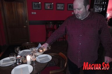 Népszerű volt a péntek esti kóstolás (Fotó: Jenei Klementina felvétele)