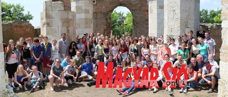 A Hazataláló tábor résztvevői az aracsi Pusztatemplomban (Palkovics Sándor felvétele) A Hazataláló tábor résztvevői az aracsi Pusztatemplomban (Palkovics Sándor felvétele)