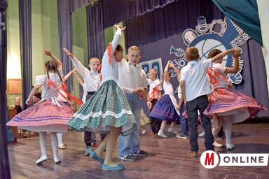 Ez volt a helybéli Pántlika néptánccsoport első fellépése (Gergely Árpád felvétele)