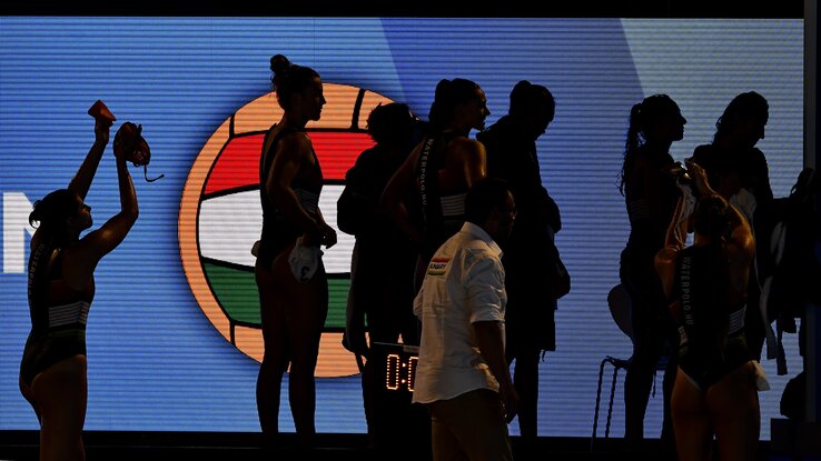 A magyar csapat tagjai a barcelonai vízilabda Európa-bajnokság női tornáján a bronzéremért játszott Magyarország - Spanyolország mérkőzés után (MTI Fotó: Illyés Tibor)