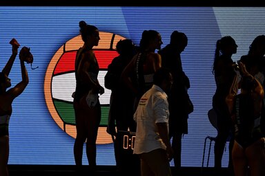A magyar csapat tagjai a barcelonai vízilabda Európa-bajnokság női tornáján a bronzéremért játszott Magyarország - Spanyolország mérkőzés után (MTI Fotó: Illyés Tibor)