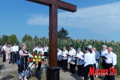 Koszorúzás a kolerakeresztnél (Horváth Zsolt felvétele)