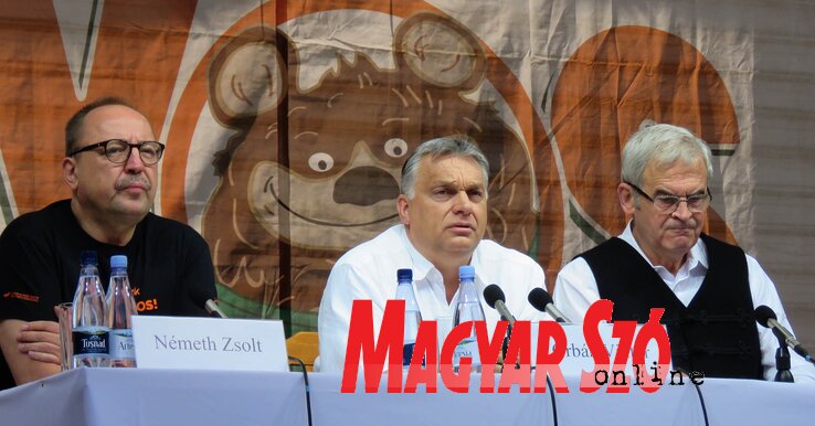 Orbán Viktor, mellette Németh Zsolt, az Országgyűlés külügyi bizottságának fideszes elnöke (b) és Tőkés László európai parlamenti képviselő (Tót Rolland felvétele)