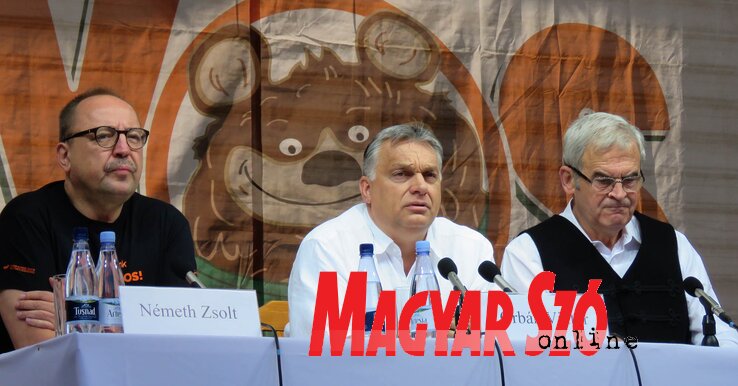 Orbán Viktor, mellette Németh Zsolt, az Országgyűlés külügyi bizottságának fideszes elnöke (b) és Tőkés László európai parlamenti képviselő (Tót Rolland felvétele) Orbán Viktor, mellette Németh Zsolt, az Országgyűlés külügyi bizottságának fideszes elnöke (b) és Tőkés László európai parlamenti képviselő (Tót Rolland felvétele)