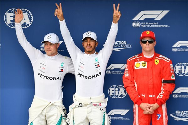 A címvédő és négyszeres világbajnok Lewis Hamilton, a Mercedes brit pilótája (k), balra a második helyezett finn csapattársa, Valtteri Bottas (b) és a harmadik helyezett Kimi Räikkönen, a Ferrari finn versenyzője (MTI Fotó: Czeglédi Zsolt)