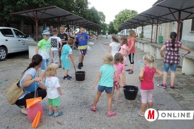 Óriásszappanbuborék-készítés (Lakatos János felvétele)