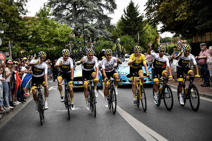 Váratlan győztes Párizsban: Geraint Thomas (sárgában) csapatával, a Sky-jal (Fotó: Beta/AP)