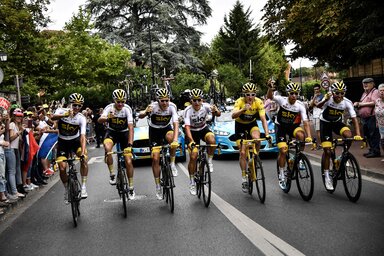 Váratlan győztes Párizsban: Geraint Thomas (sárgában) csapatával, a Sky-jal (Fotó: Beta/AP)