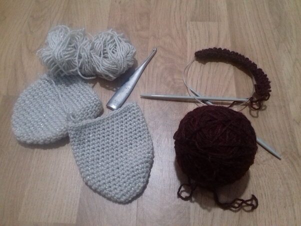 Kötőtű mellett alumíniumvilla mint horgolóeszköz