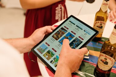 A fiatalok munkáit online szavazással osztályozza a tárlat közönsége (Nikola Rudić felvétele)