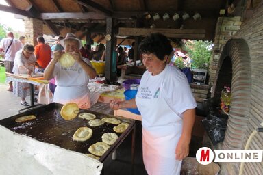 Sül a lángos a fesztiválon (Fotó: Patyi Szilárd)