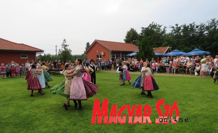Fiatal néptáncosok fellépése (Fotó: Patyi Szilárd) Fiatal néptáncosok fellépése (Fotó: Patyi Szilárd)