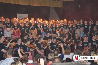 A 24. Batyu tábor himnuszának előadása közben a zentagunarasi színházteremben (Kazinczy Paszterkó Diana felvétele)