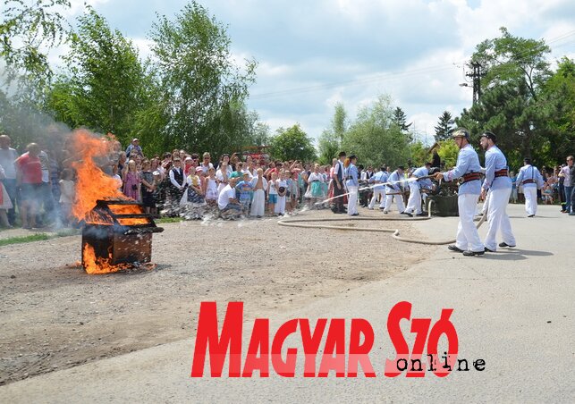 Hagyományos tűzoltó-bemutató (Lakatos János felvétele) Hagyományos tűzoltó-bemutató (Lakatos János felvétele)